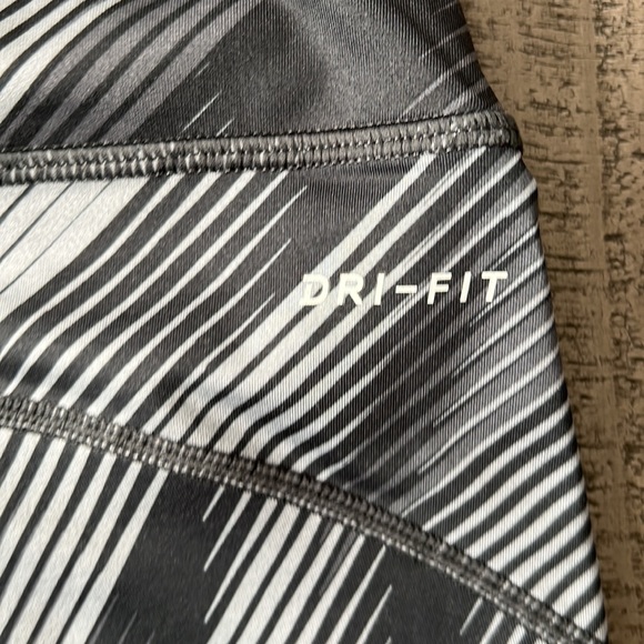 Nike compression reflective capri legging - Picture 8 of 8